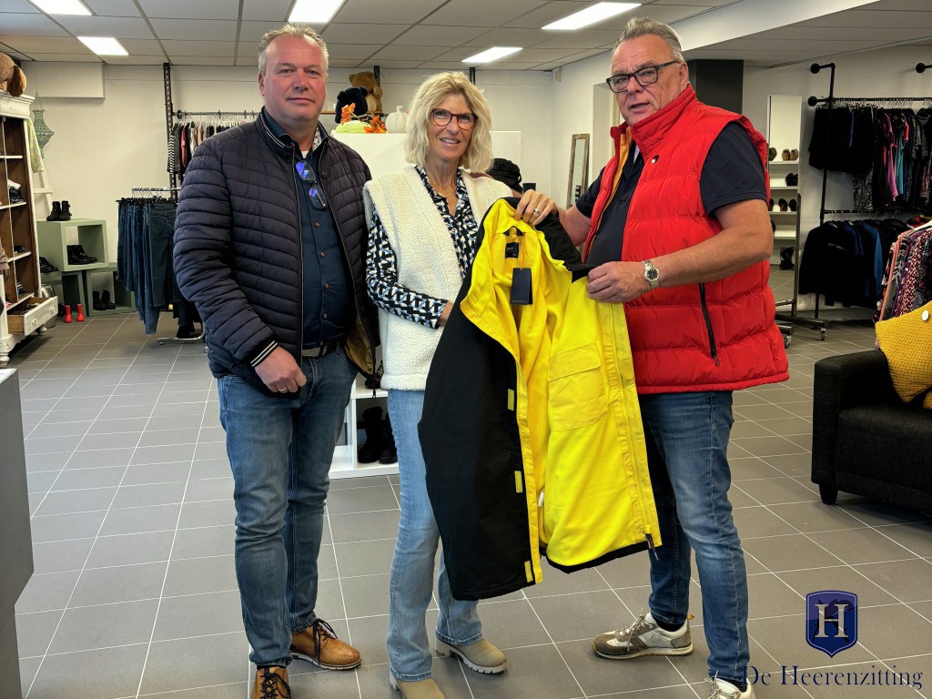 Stichting De Heerenzitting doneert 20 winterjassen aan kledingbank Maxima